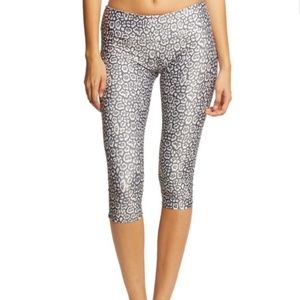 NWT Onzie Flow "Sandy Cat" Capri, Small